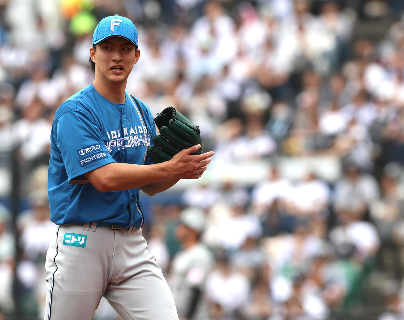 ロッテ対日本ハム　3回を無失点に抑えグラブを叩く達（撮影・水谷安孝）