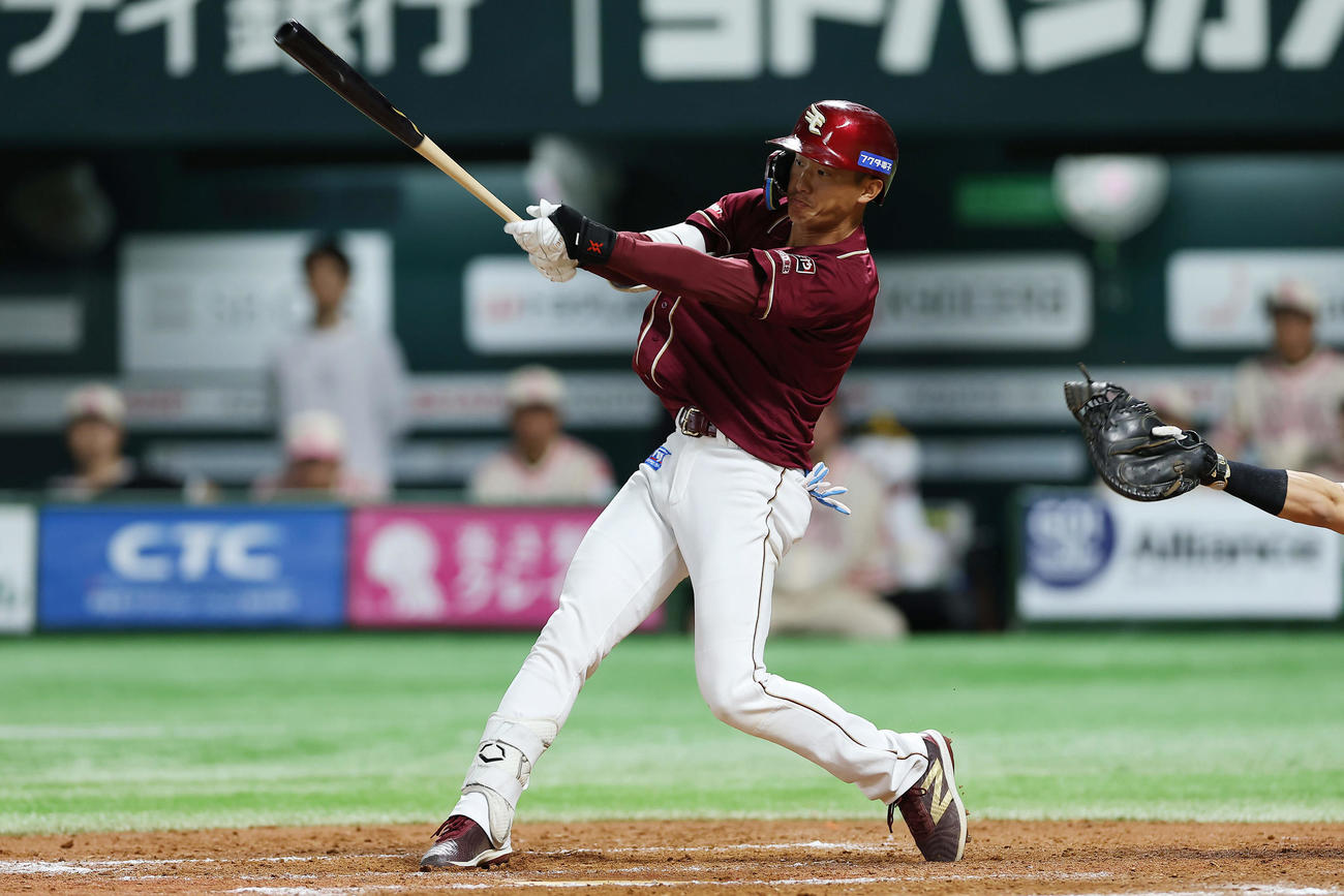 ソフトバンク対楽天　9回表楽天無死二、三塁、同点となる右前適時打を放つ辰己（撮影・前田充）
