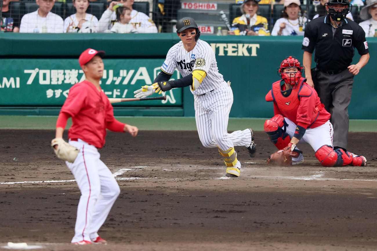 阪神対広島　6回裏阪神1死二塁、森下は左前適時打を放ち勝ち越しに成功。投手玉村（撮影・加藤哉）