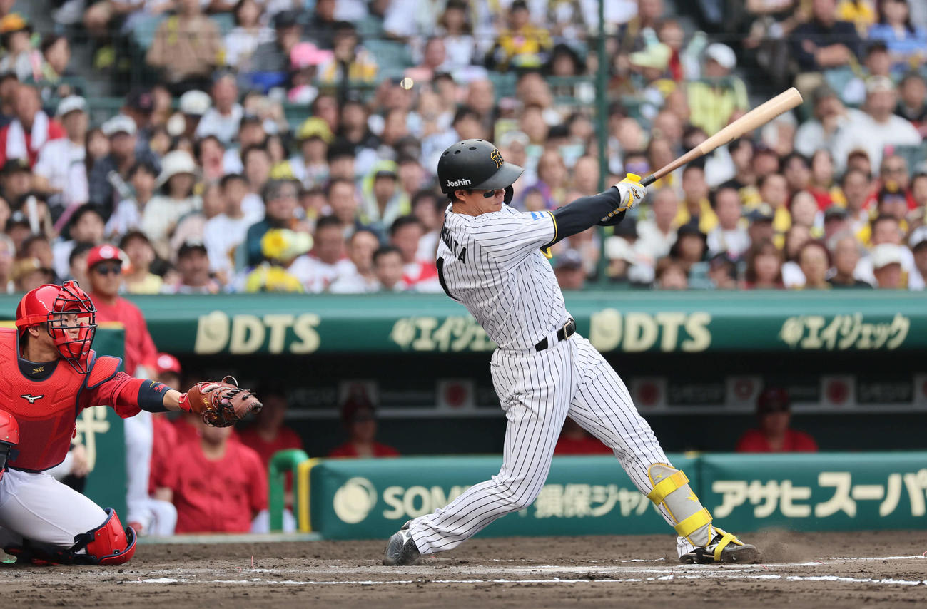 阪神対広島　6回裏阪神1死二塁、森下は左翼へ勝ち越し適時打を放つ（撮影・宮崎幸一）