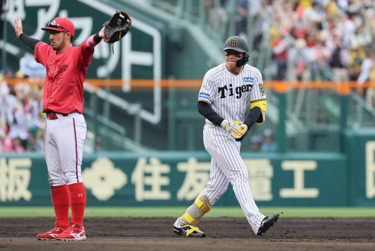 阪神対広島　6回裏阪神1死二塁、森下は左翼へ勝ち越し適時打を放ち手たたく（撮影・宮崎幸一）