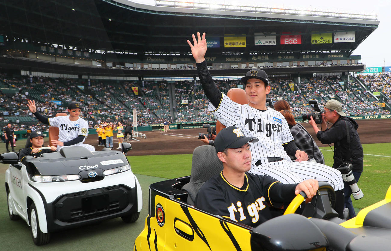 阪神対広島　リリーフカーから声援に応える森下（左）と伊原（撮影・宮崎幸一）