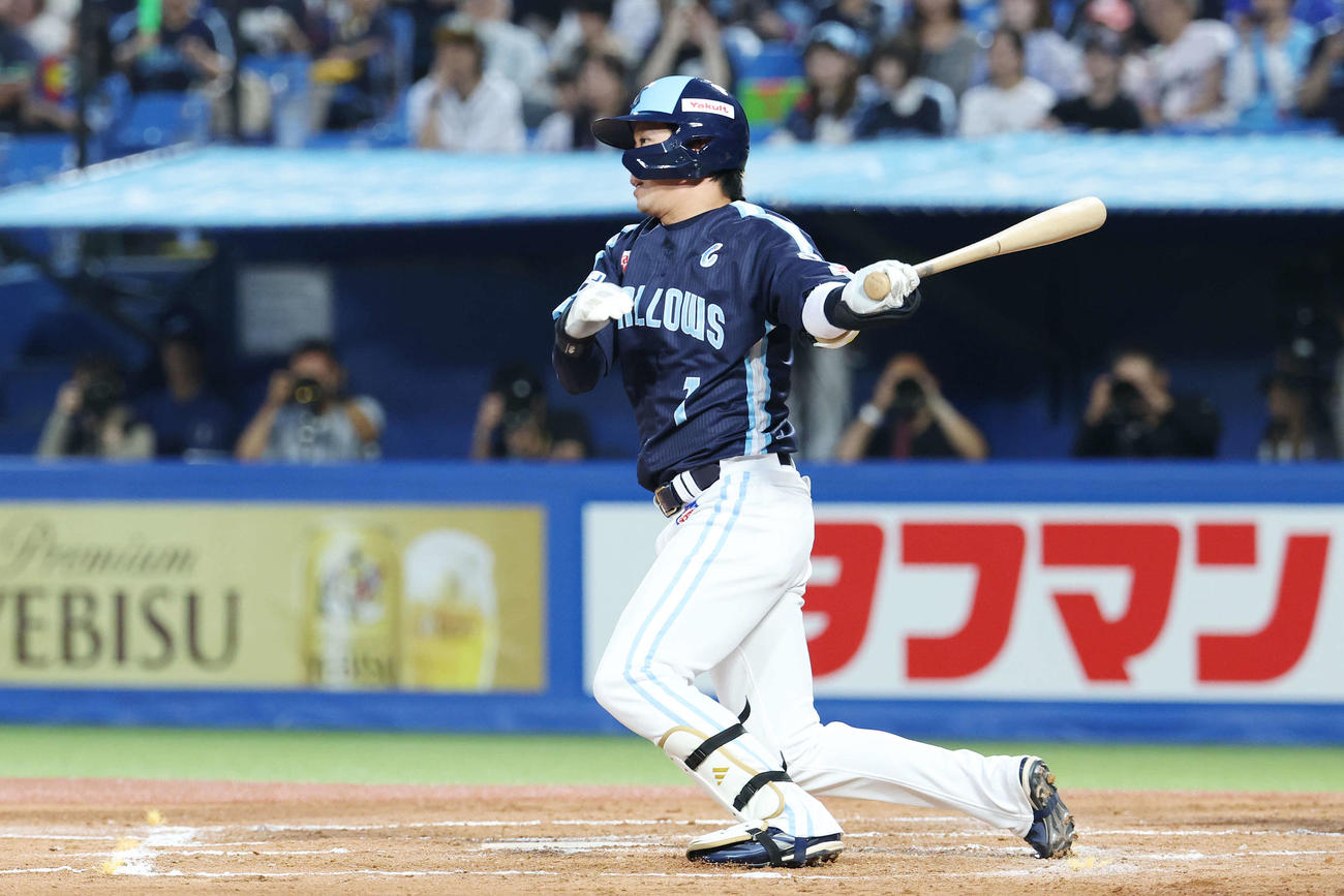 ヤクルト対DeNA 2回裏ヤクルト1死二塁、左前打を放つ山田（撮影・宮地輝）
