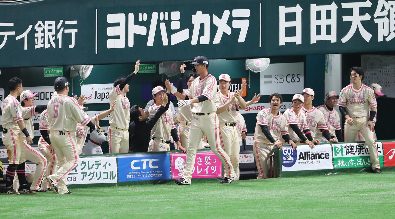 ソフトバンク対楽天　5回裏ソフトバンク1死三塁、山川の中犠飛で生還した秋広はベンチのナインとハイタッチ（撮影・梅根麻紀）