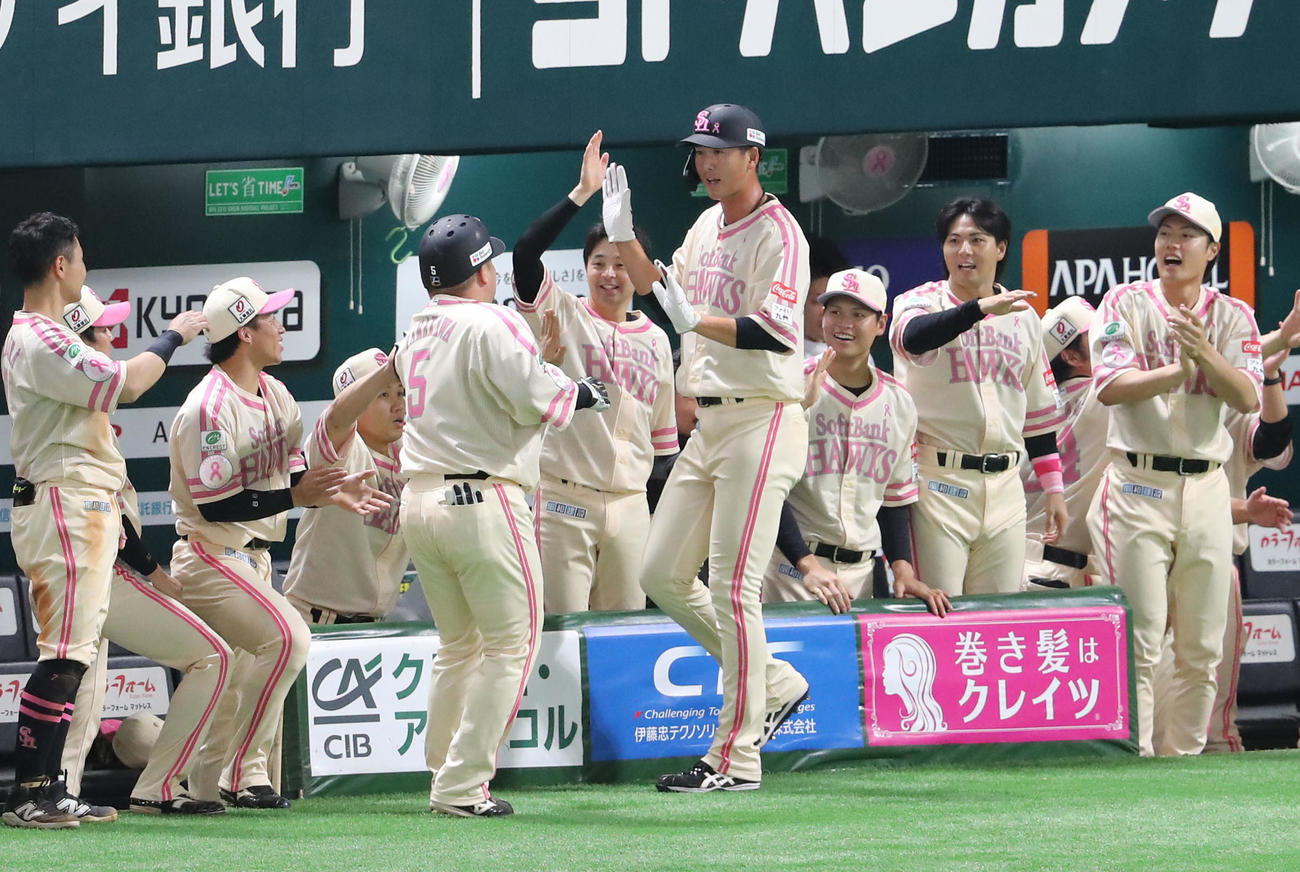 ソフトバンク対楽天　5回裏ソフトバンク1死三塁、山川の中犠飛で生還した秋広はベンチのナインとハイタッチ（撮影・梅根麻紀）