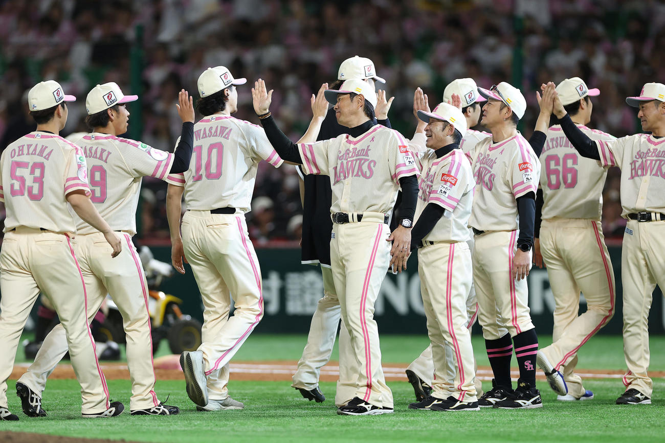 ソフトバンク対楽天　楽天にサヨナラ勝ちし、ナインをタッチで出迎えるソフトバンク小久保監督（中央）ら（撮影・前田充）
