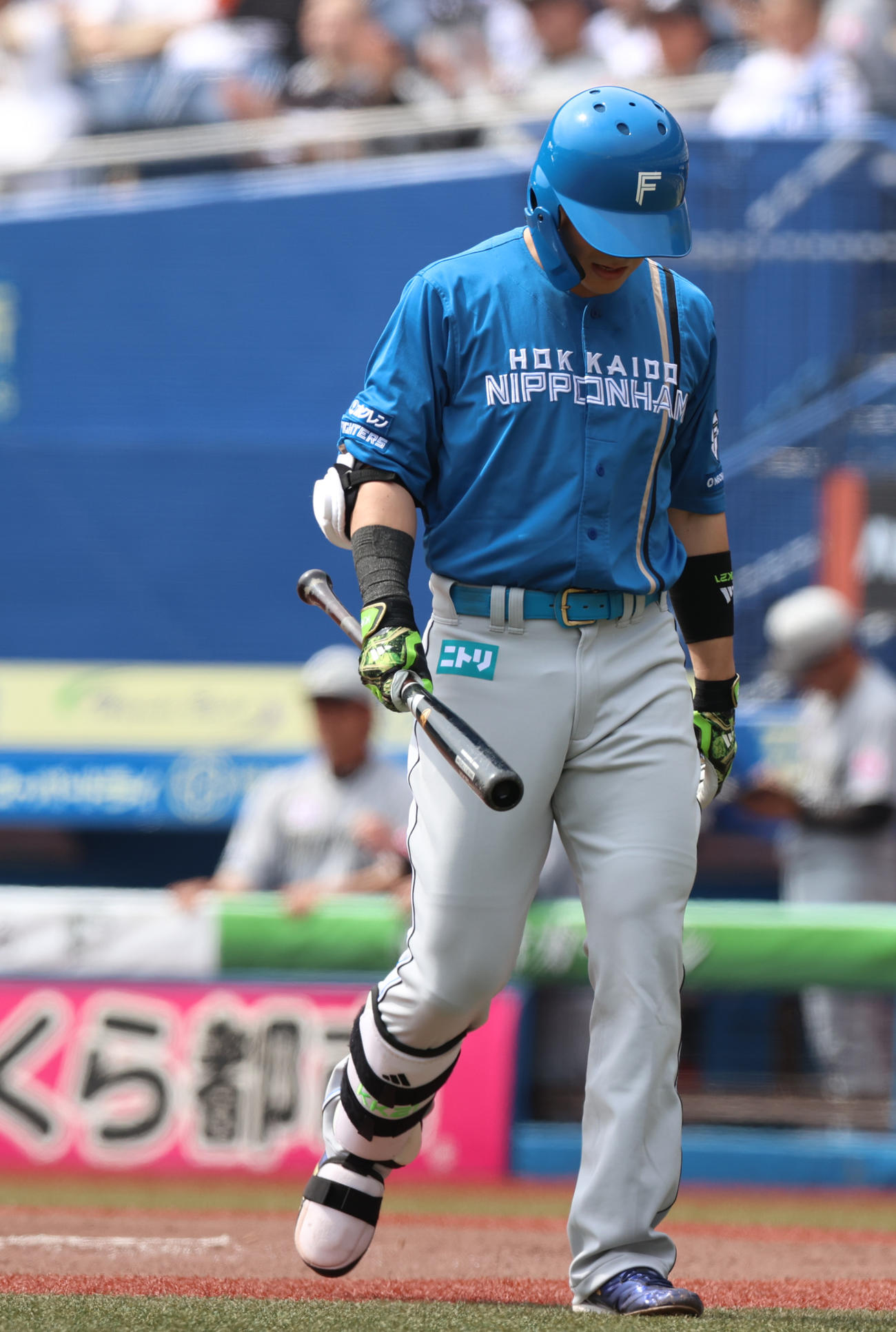 ロッテ対日本ハム　1回表日本ハム2死、三振に倒れベンチに引き揚げる清宮幸（撮影・水谷安孝）
