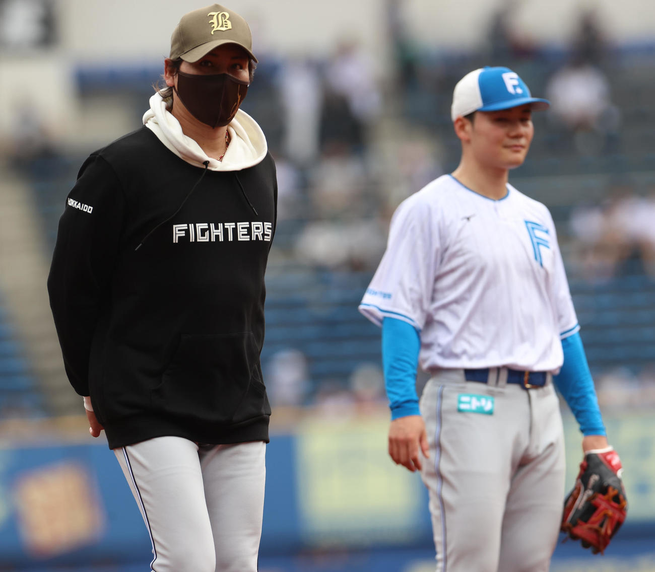 ロッテ対日本ハム　試合前練習を見守る日本ハム新庄監督。右は清宮幸（撮影・水谷安孝）