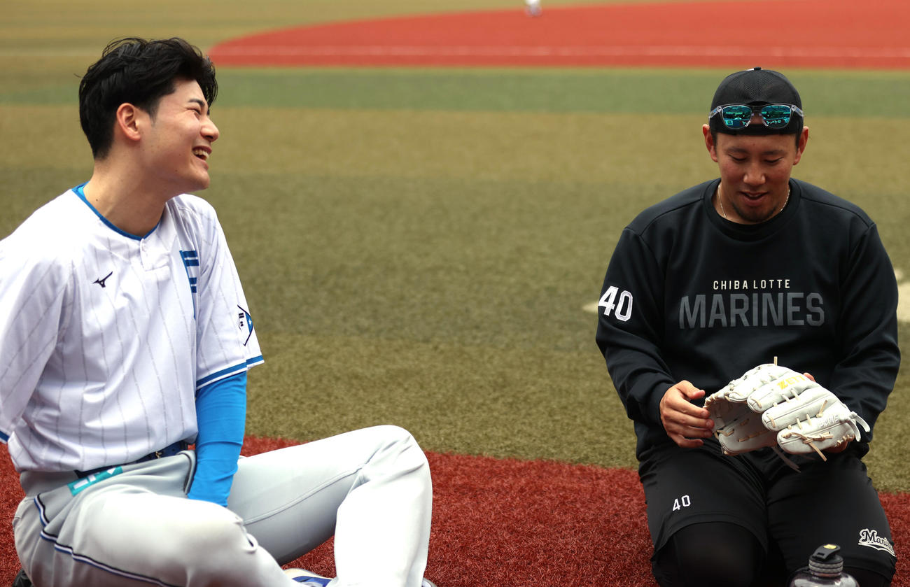 ロッテ対日本ハム　試合前、談笑する日本ハム清宮幸（左）とロッテ西村（撮影・水谷安孝）