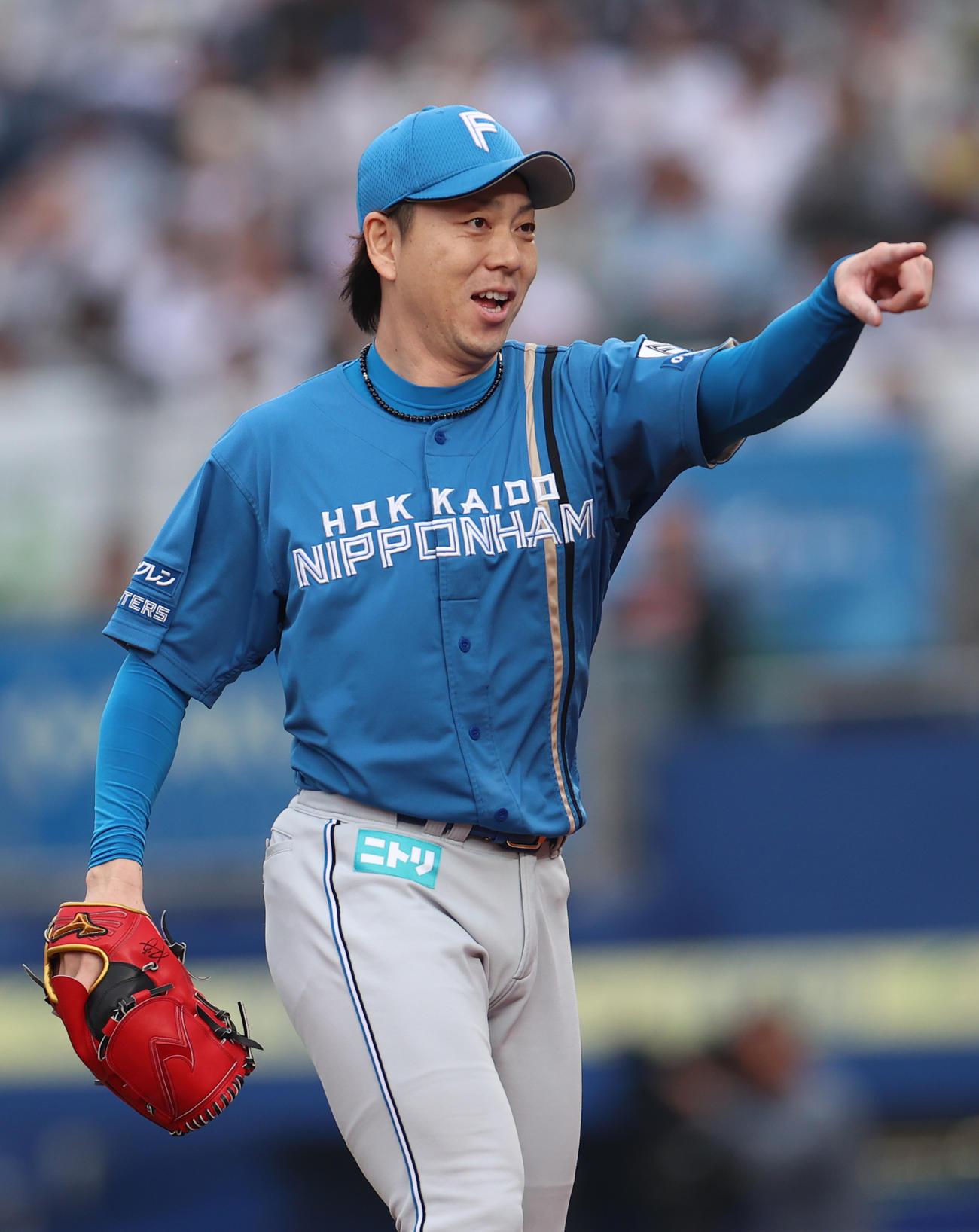 ロッテ対日本ハム　11回表日本ハム2死一、三塁、ピンチを切り抜け笑顔を見せる宮西（撮影・水谷安孝）