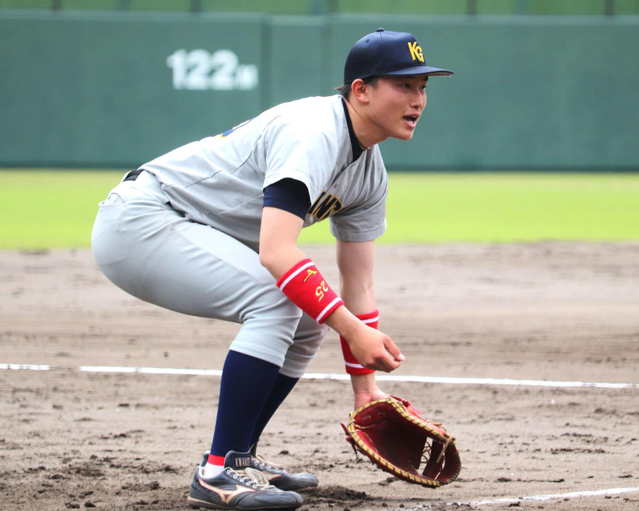 ノックを受ける、広島新井貴浩監督長男で背番号25、関学大・新井（撮影・中島麗）