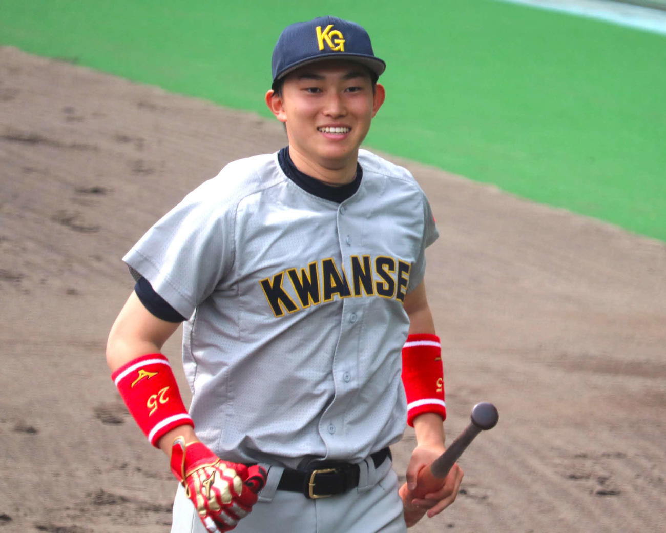 関西学生春季第6節2回戦　近大対関学大　バットを回収する関学大・新井（撮影・中島麗）