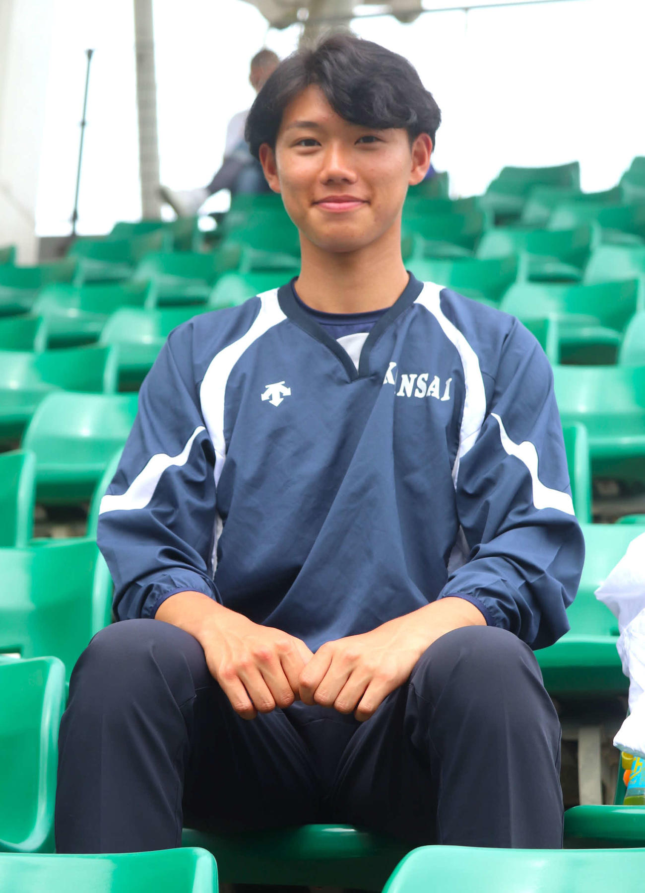 関西学生春季第6節2回戦　近大対関学大　広島・新井貴浩監督長男の関学大・亮規浩内野手の初ベンチ入りをスタンドで見届けた、次男で関大1年生の颯真内野手（撮影・中島麗）