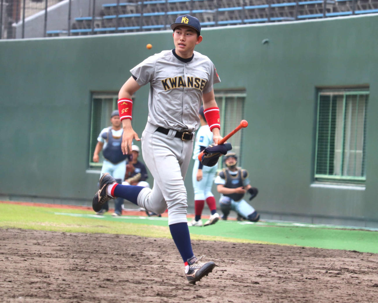 関西学生春季第6節2回戦　近大対関学大　スピーディーにバットを回収する、関学大・新井（撮影・中島麗）
