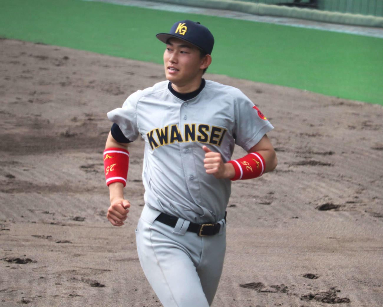 関西学生春季第6節2回戦　近大対関学大　スピーディーにバットを回収する、関学大・新井（撮影・中島麗）