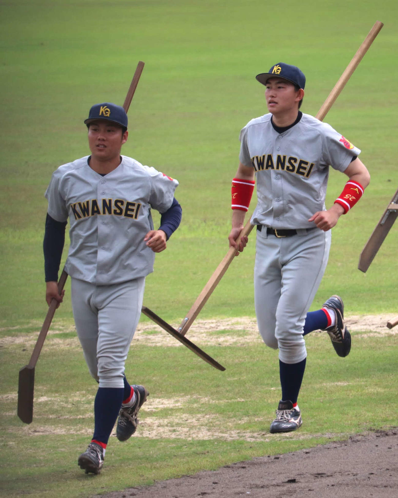 関西学生春季第6節2回戦　近大対関学大　5、10回の攻撃を終えるとグラウンド整備に入った関学大、関学大・新井（撮影・中島麗）