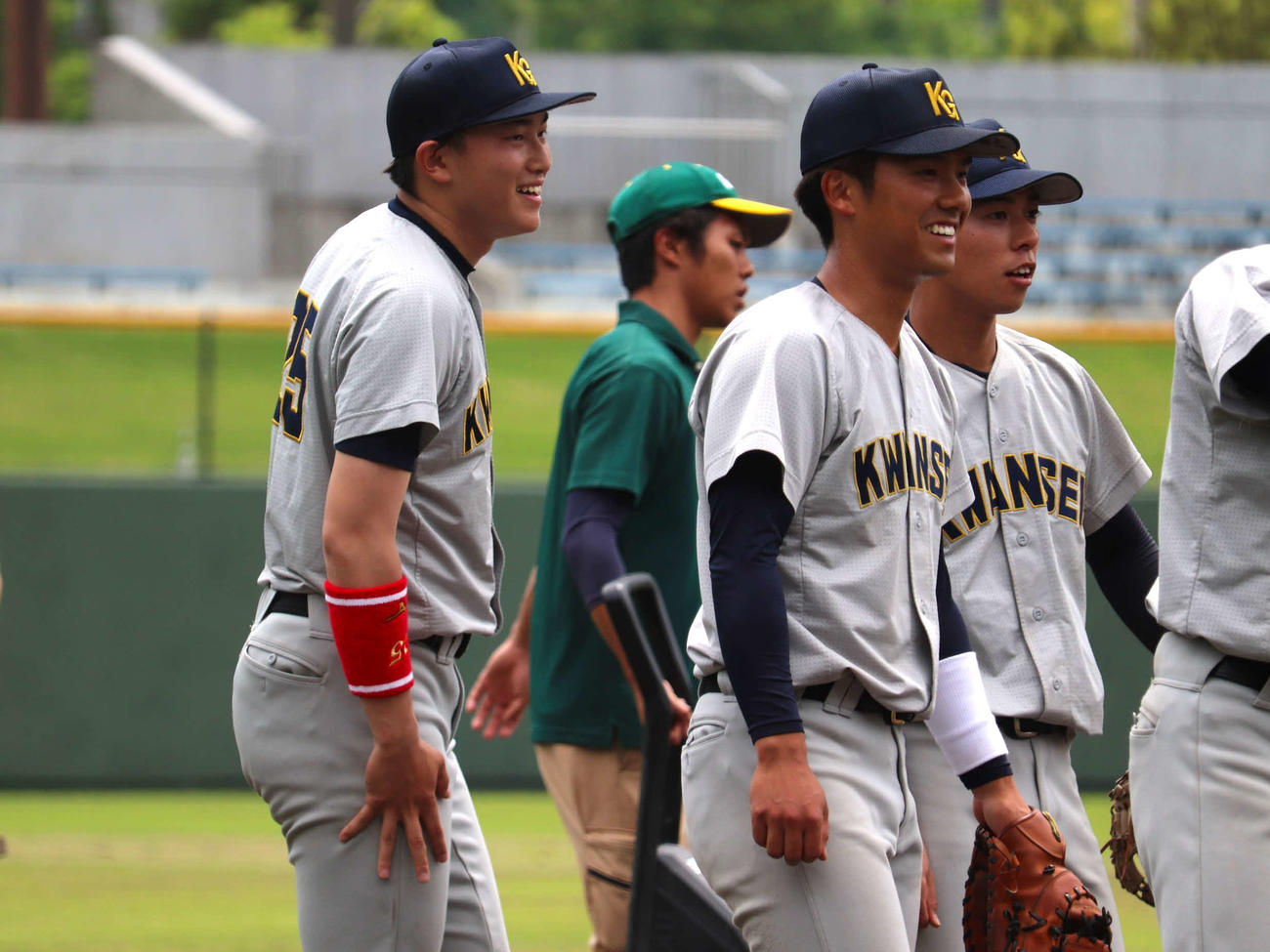 関西学生春季第6節2回戦　近大対関学大　ノックを受ける、広島新井貴浩監督長男で背番号25、関学大・新井（撮影・中島麗）