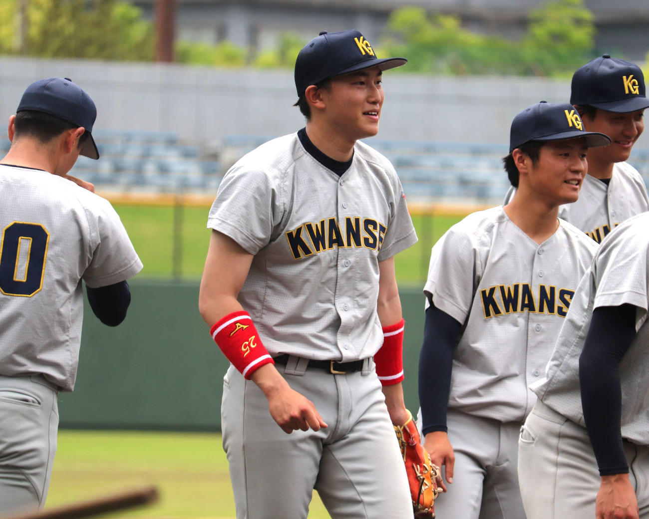 関西学生春季第6節2回戦　近大対関学大　ノックを受ける、広島新井貴浩監督長男で背番号25、関学大・新井（撮影・中島麗）