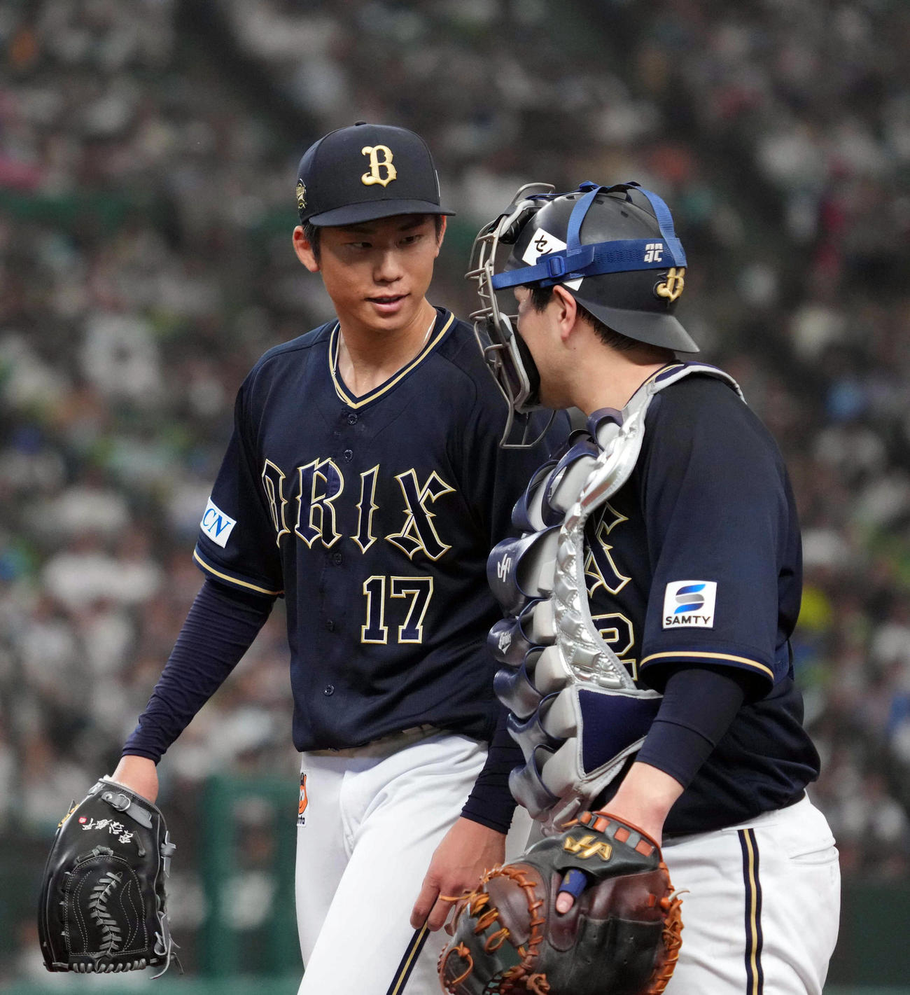 西武対オリックス　4回裏を終え、福永（右）と話ながらベンチに戻るオリックス先発の曽谷（撮影・狩俣裕三）