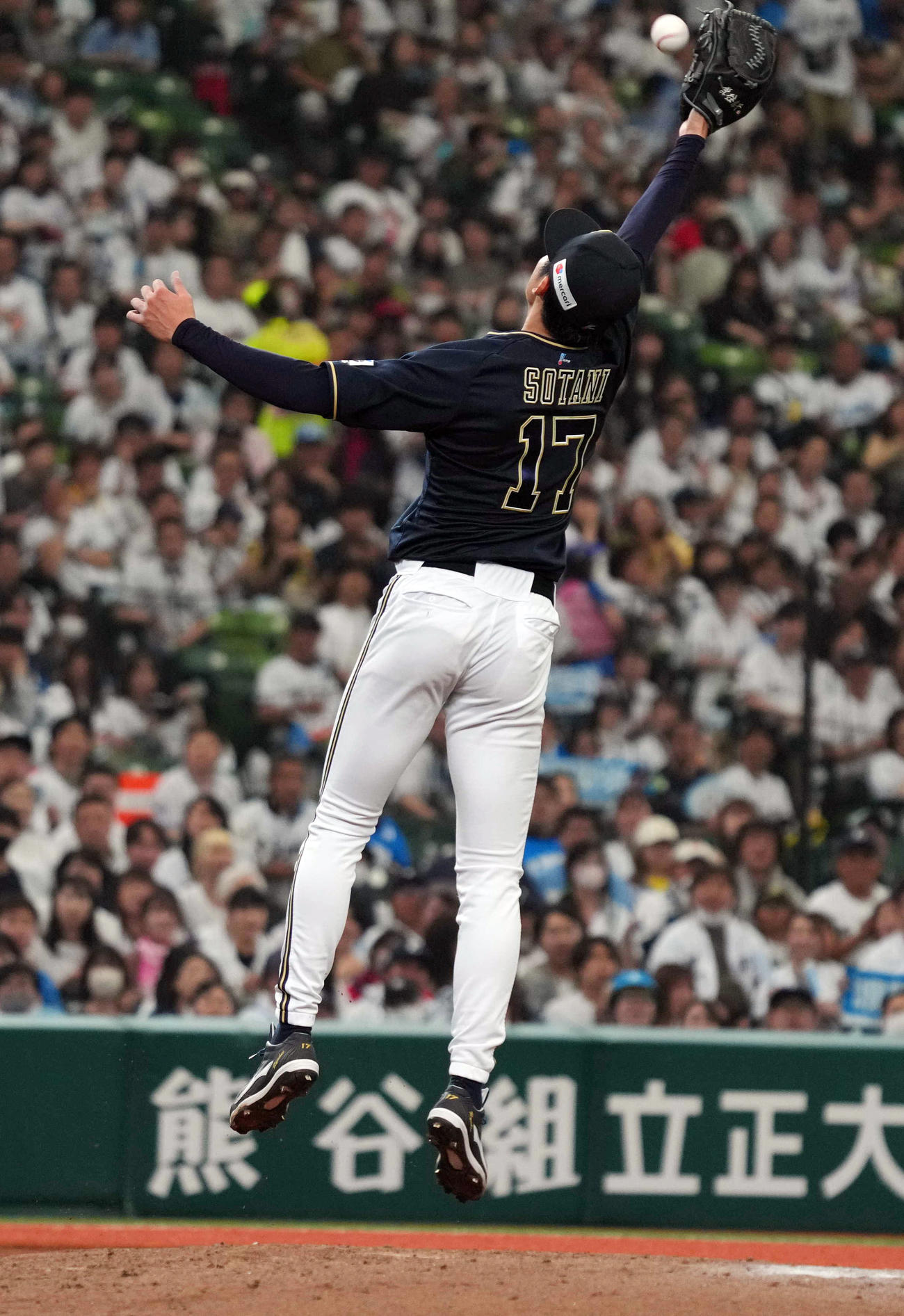 西武対オリックス　6回裏西武2死三塁、渡部の投ゴロを好捕する曽谷（撮影・狩俣裕三）