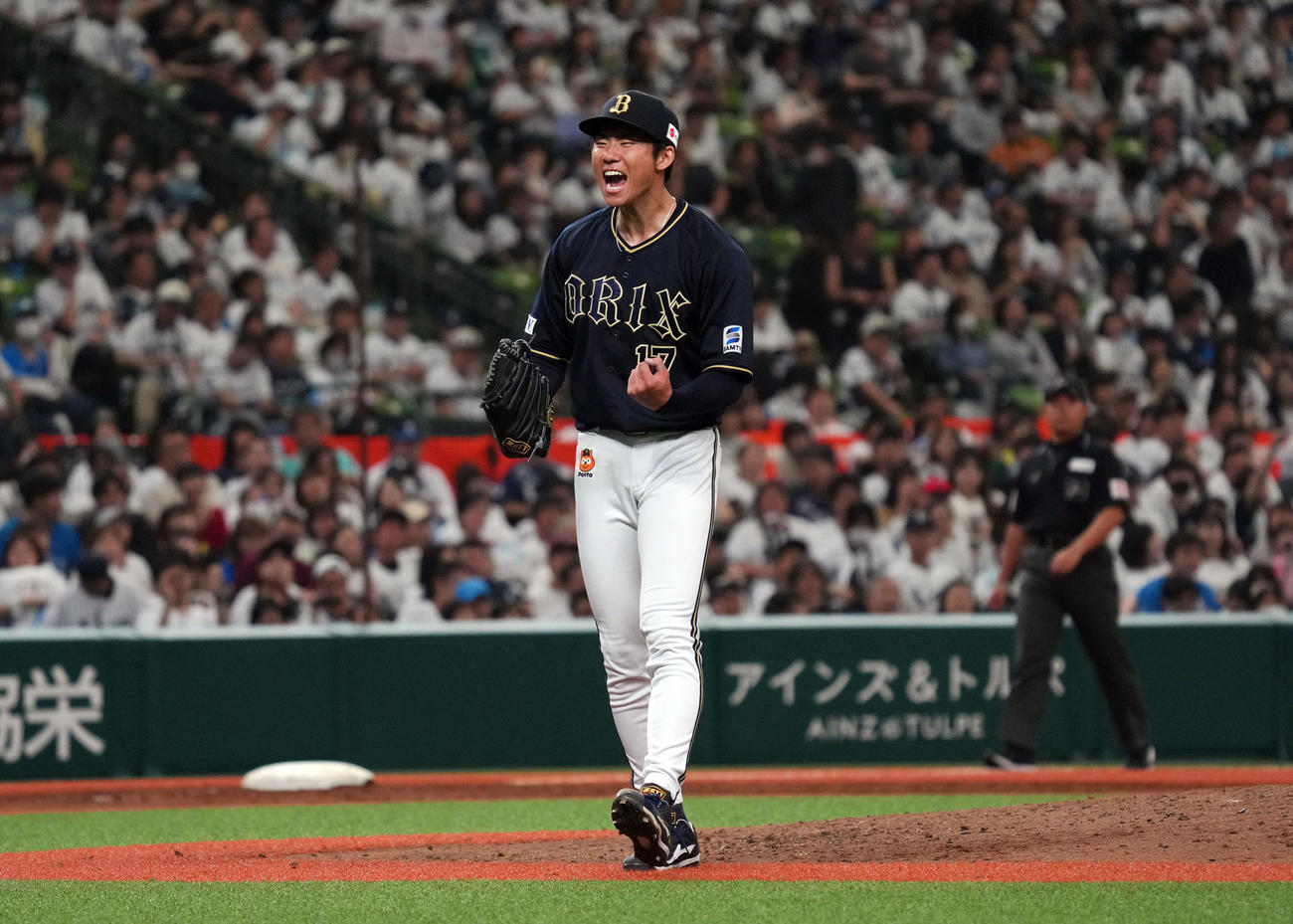 西武対オリックス　プロ初完投勝利を挙げ、雄たけびを上げるオリックス先発の曽谷（撮影・狩俣裕三）