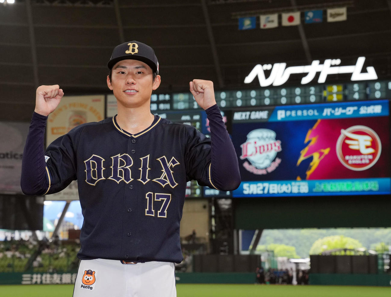 西武対オリックス　ヒーローインタビュー後、記念撮影に納まるプロ初完投勝利を挙げたオリックス先発の曽谷（撮影・狩俣裕三）