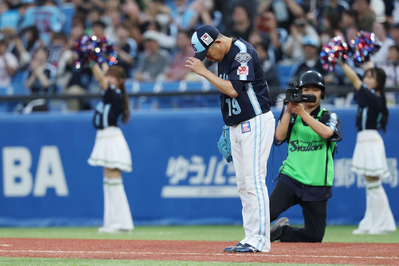 ヤクルト対DeNA　一礼してマウンドに向かうヤクルト先発の石川（撮影・宮地輝）