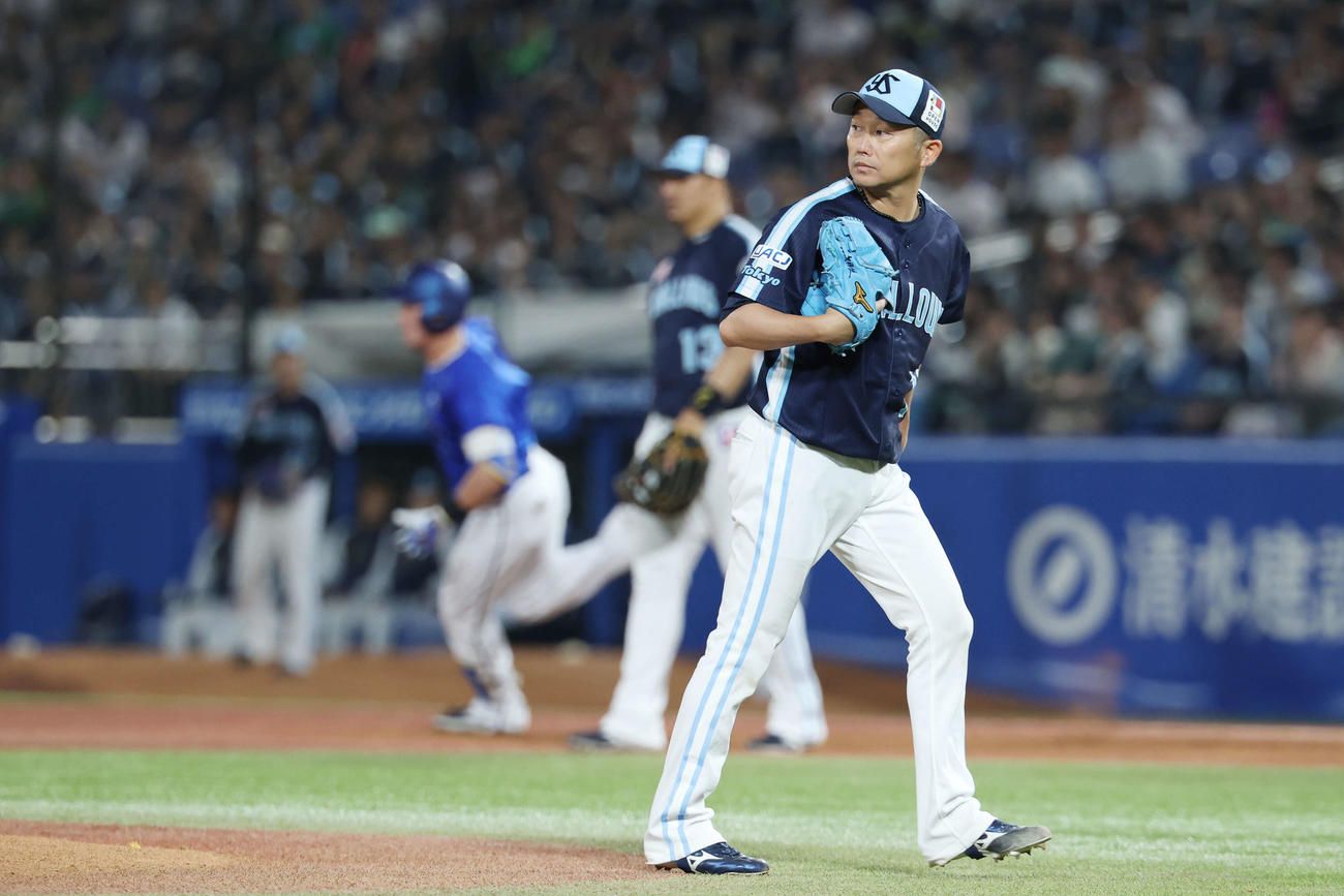 ヤクルト対DeNA 5回表DeNA1死一、三塁、牧に2点適時二塁打を浴びる石川（撮影・宮地輝）