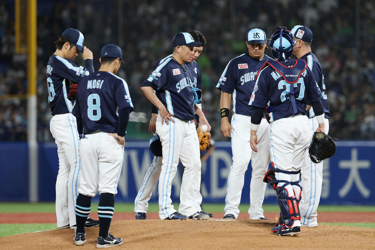 ヤクルト対DeNA 5回表途中、この回6失点し降板を告げられるヤクルト石川（中央）（撮影・宮地輝）