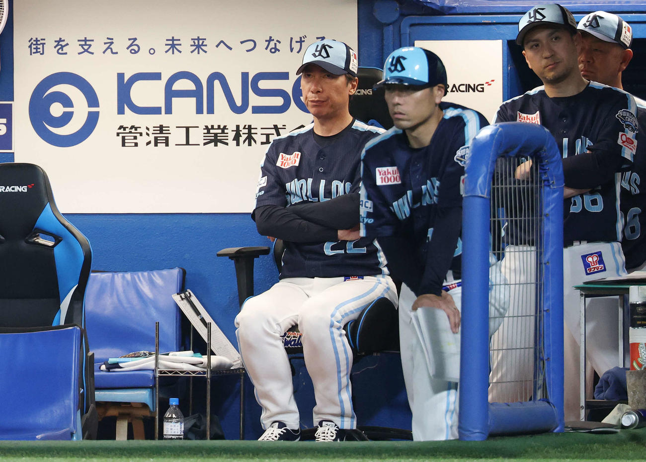 ヤクルト対DeNA　厳しい表情で戦況を見つめるヤクルト高津監督（左）（撮影・宮地輝）