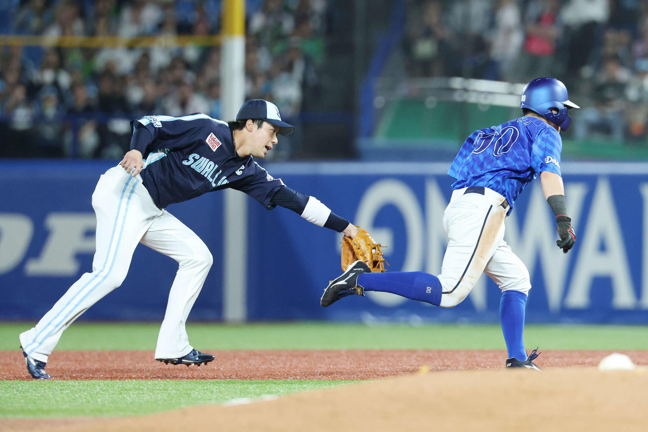 ヤクルト対DeNA 5回表DeNA無死一塁、飛び出すもセーフになる一塁走者林（撮影・宮地輝）