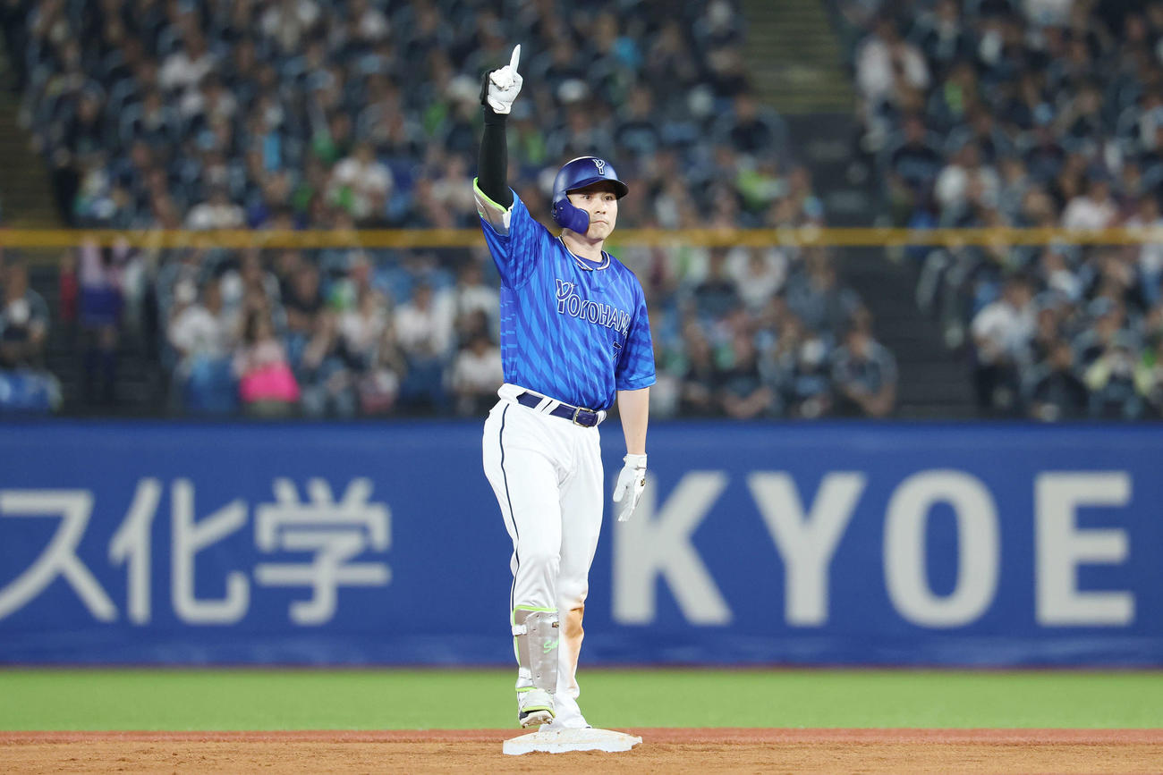 ヤクルト対DeNA 5回表DeNA1死一、二塁、中2点適時二塁打を放ちポーズをとる佐野（撮影・宮地輝）