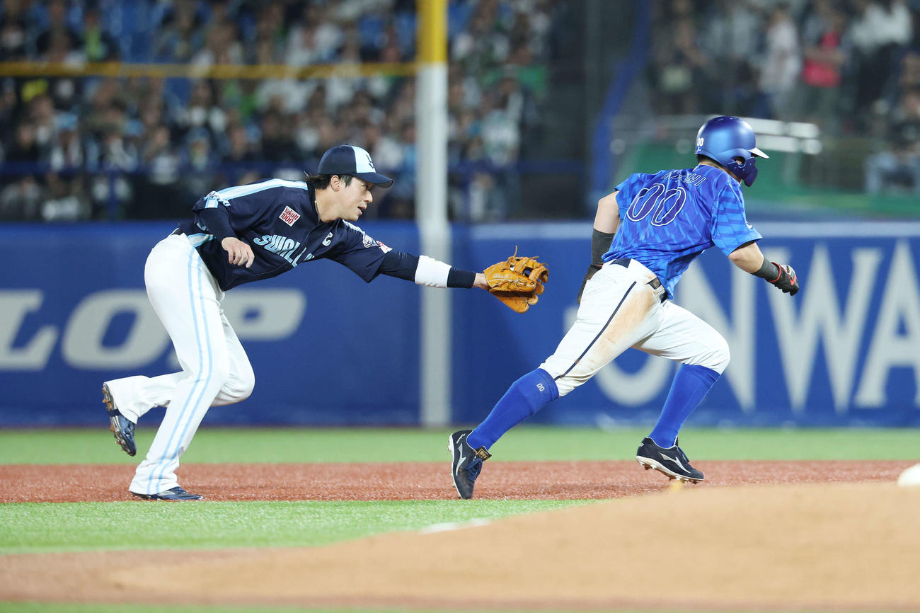ヤクルト対DeNA 5回表DeNA無死一塁、飛び出すもセーフになる一塁走者林（撮影・宮地輝）