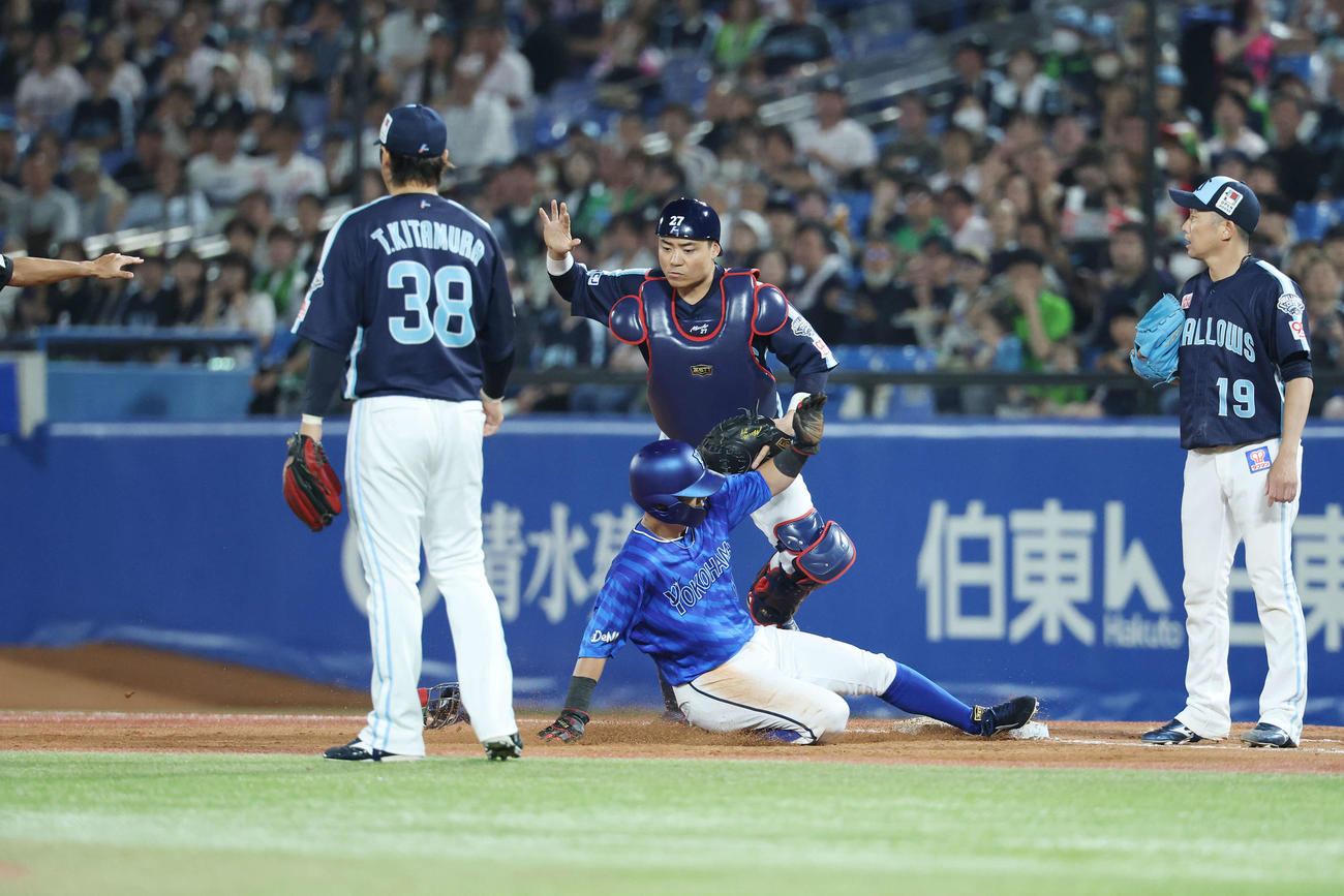 ヤクルト対DeNA 5回表DeNA無死一塁、飛び出すもセーフになる一塁走者林（撮影・宮地輝）