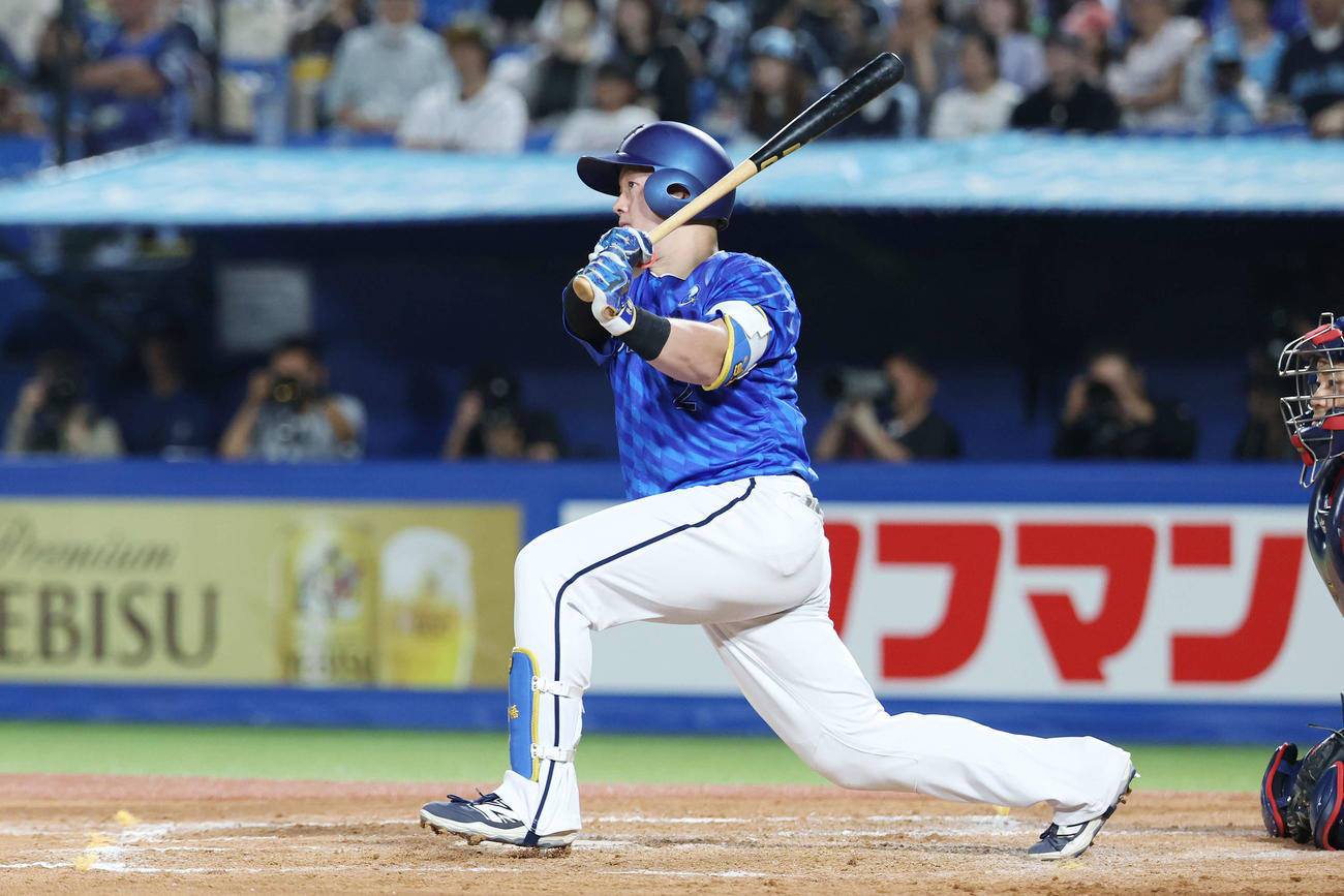 ヤクルト対DeNA 5回表DeNA1死一、三塁、2点適時二塁打を放つ牧（撮影・宮地輝）
