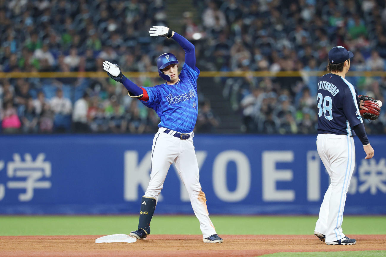 ヤクルト対DeNA 5回表DeNA1死三塁、右適時二塁打を放ちポーズをとる度会（撮影・宮地輝）