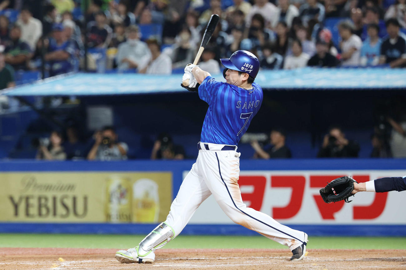 ヤクルト対DeNA 5回表DeNA1死一、二塁、中2点適時二塁打を放つ佐野（撮影・宮地輝）