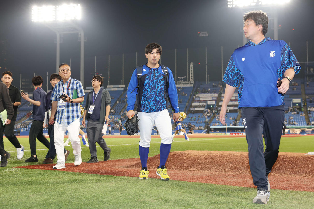 ヤクルト対DeNA　勝利し引き揚げるDeNA東（撮影・宮地輝）