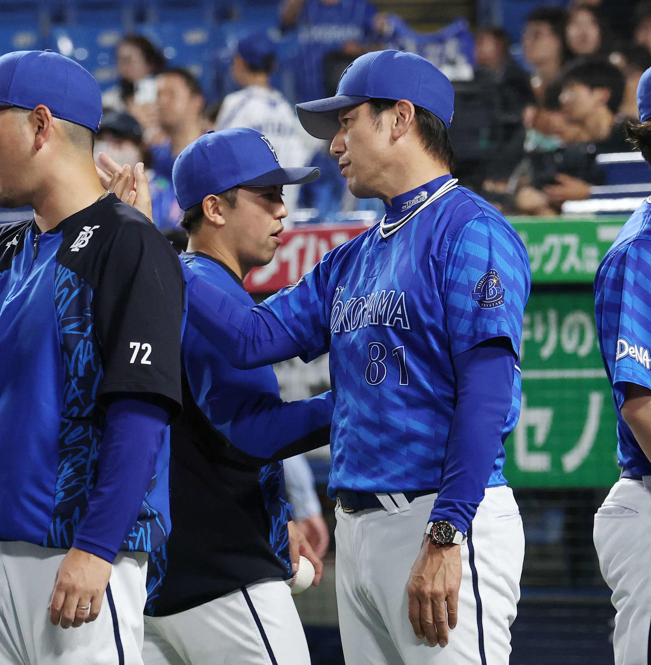 ヤクルト対DeNA　勝利のタッチを交わしたDeNA東（左）と三浦監督（撮影・宮地輝）