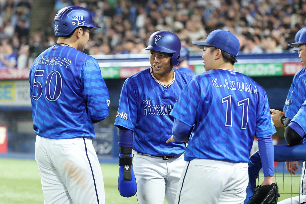 ヤクルト対DeNA 5回表DeNA1死一、三塁、牧の2点適時二塁打で生還した山本（左）と桑原（中央）を迎える東（撮影・宮地輝）