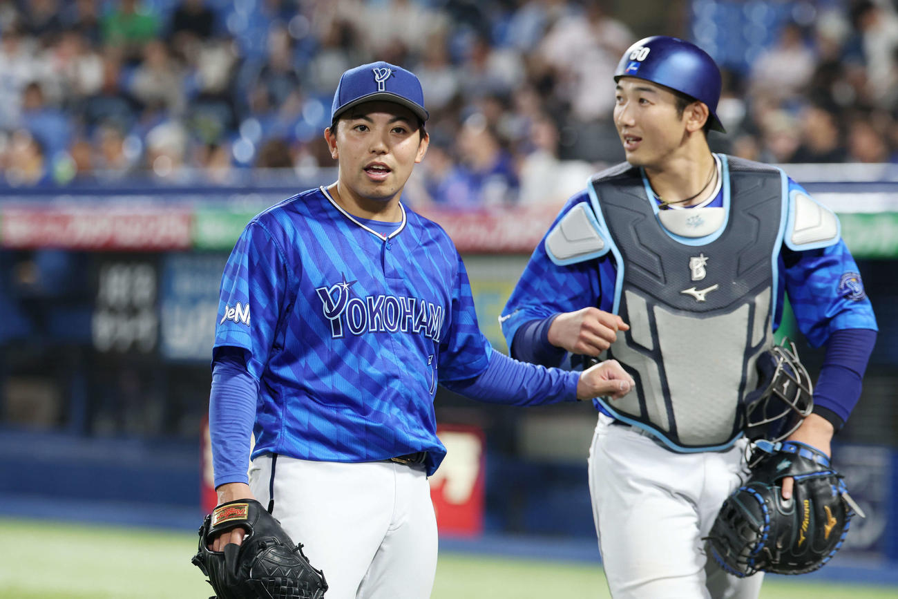 ヤクルト対DeNA 7回裏を3者凡退に抑えDeNA山本（右）とタッチする東（撮影・宮地輝）