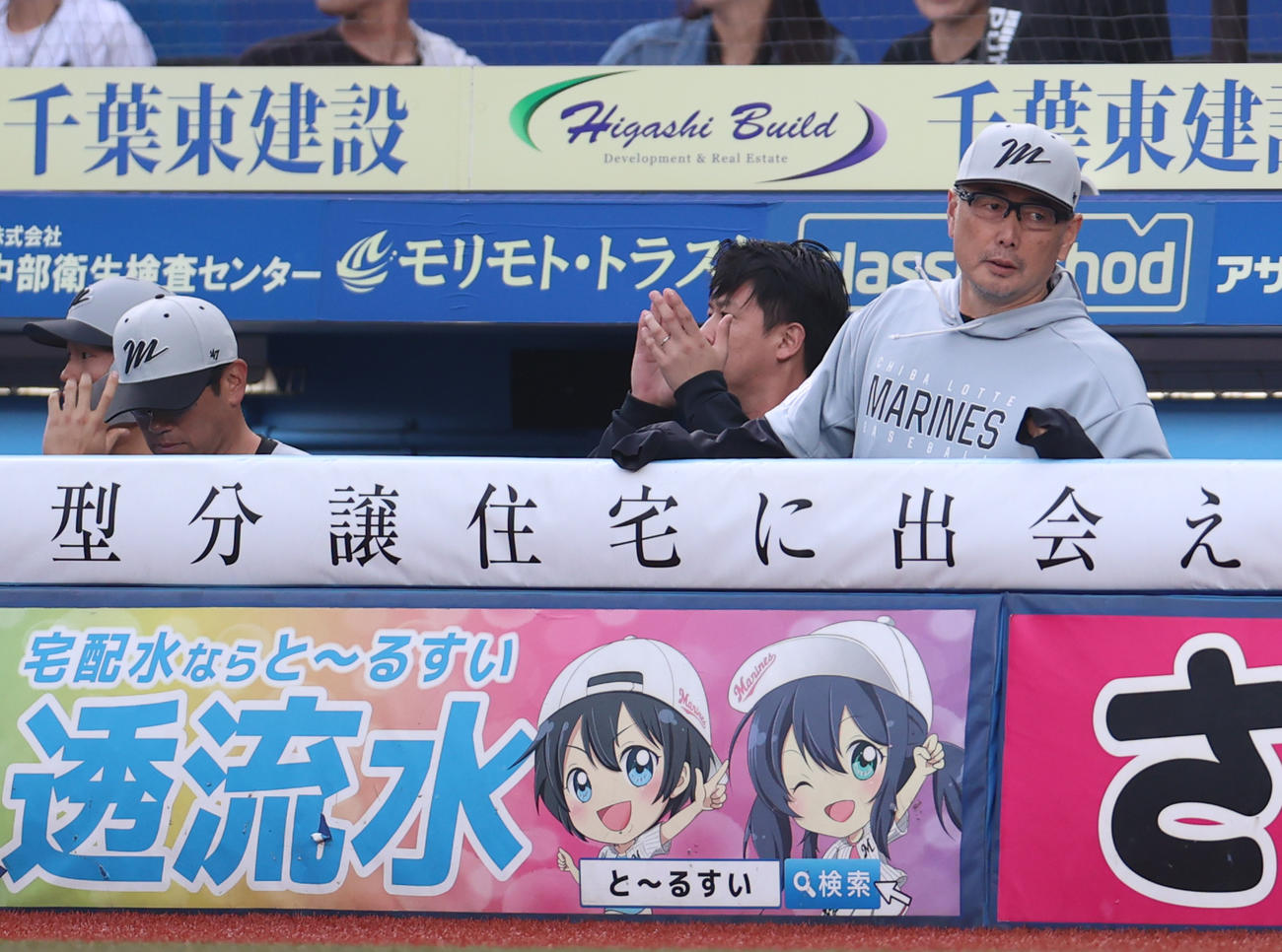 ロッテ対日本ハム　12回裏、戦況を見守るロッテ吉井監督（左端）（撮影・水谷安孝）