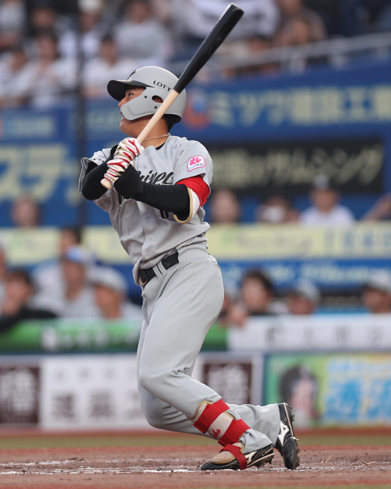 ロッテ対日本ハム　12回裏ロッテ1死一、二塁、サヨナラ適時二塁打を放つ西川（撮影・水谷安孝）