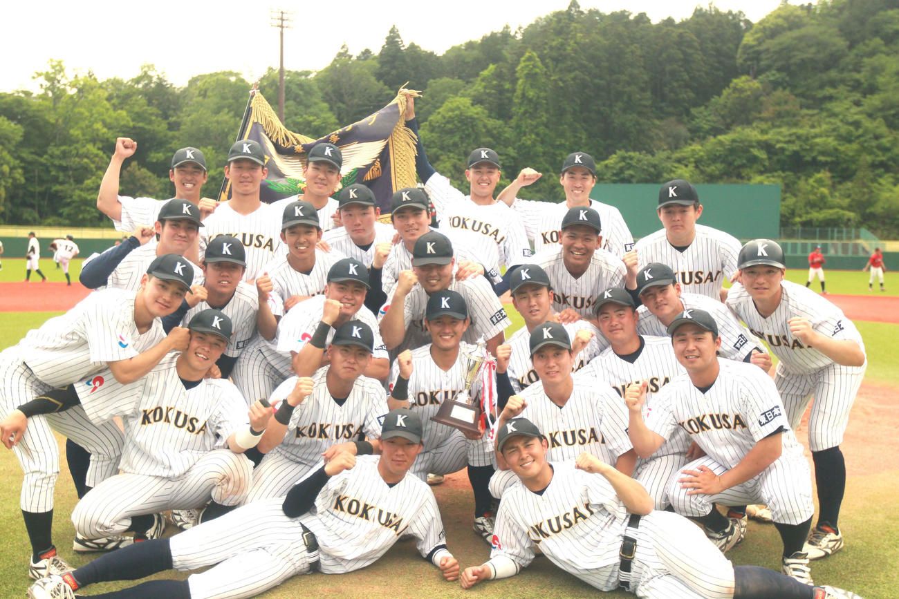優勝を飾り笑顔で集合写真に納まる東日本国際大ナイン（撮影・高橋香奈）