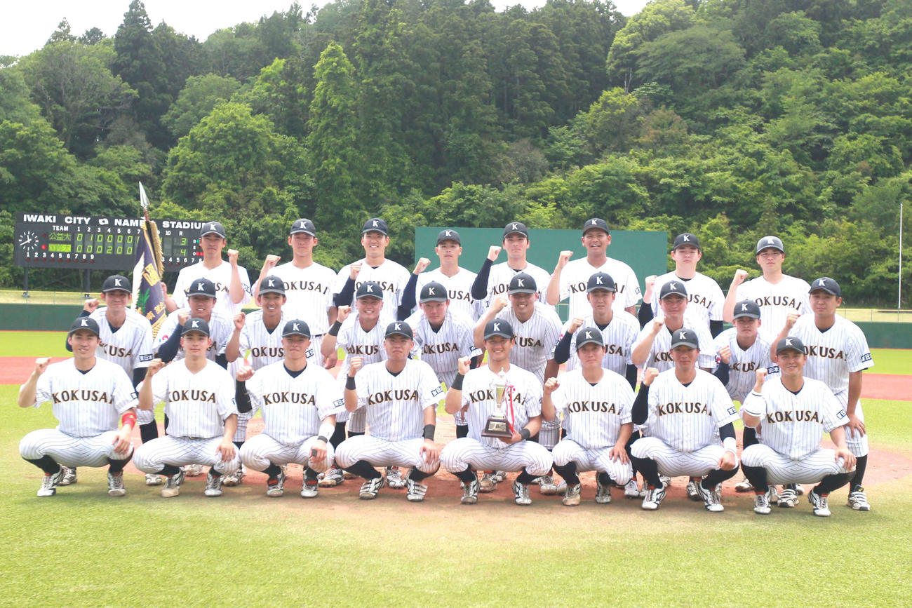 優勝を飾り集合写真に納まる東日本国際大ナイン（撮影・高橋香奈）