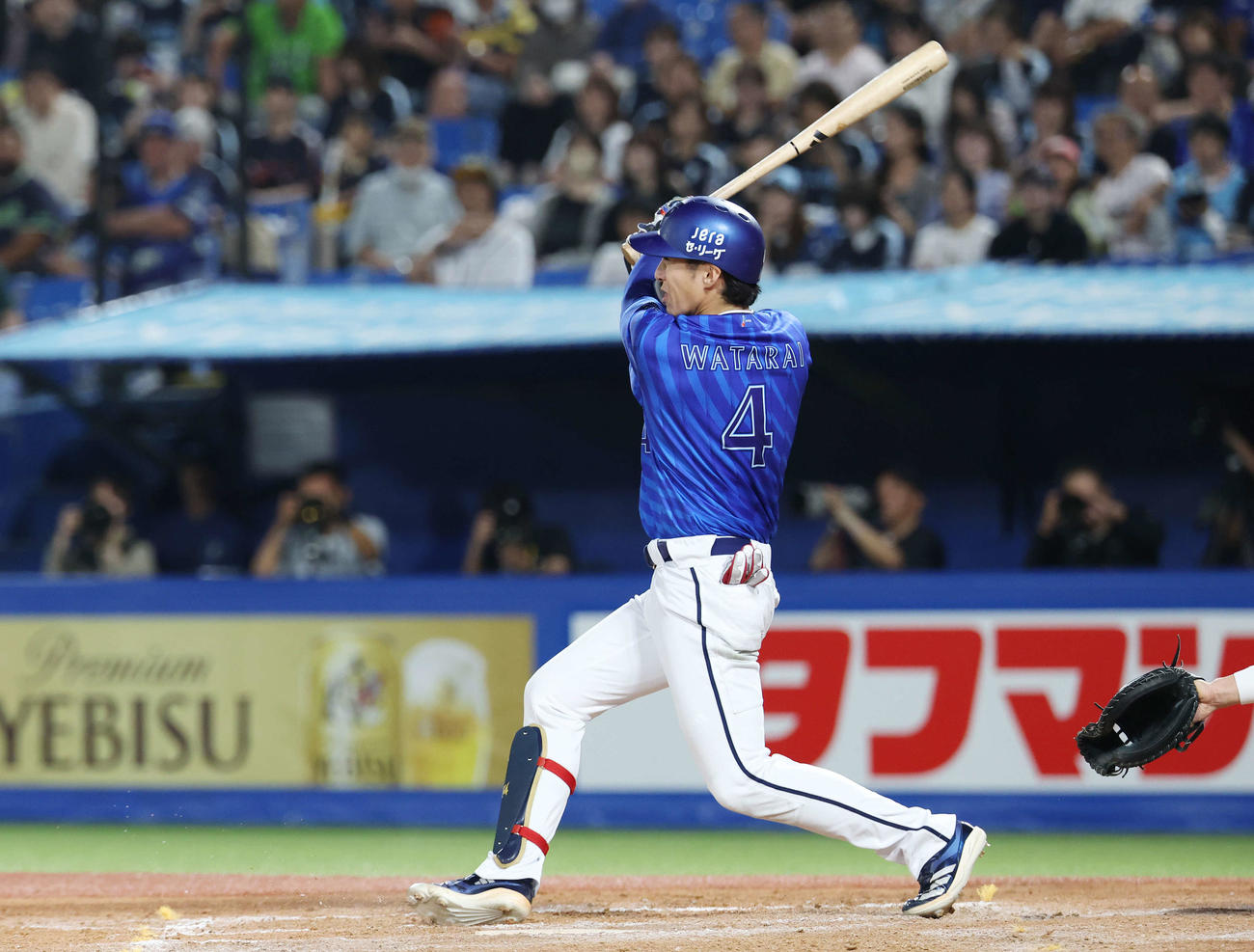 ヤクルト対DeNA 5回表DeNA1死三塁、右適時二塁打を放つ度会（撮影・宮地輝）