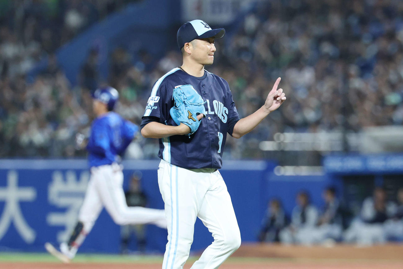 ヤクルト対DeNA 3回表DeNA2死一、二塁、度会を中飛に仕留めた石川（撮影・宮地輝）