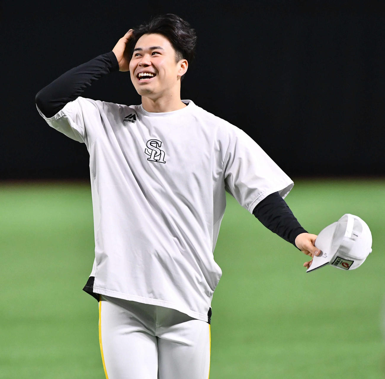 投球練習で笑顔を見せるソフトバンク松本晴（撮影・岩下翔太）