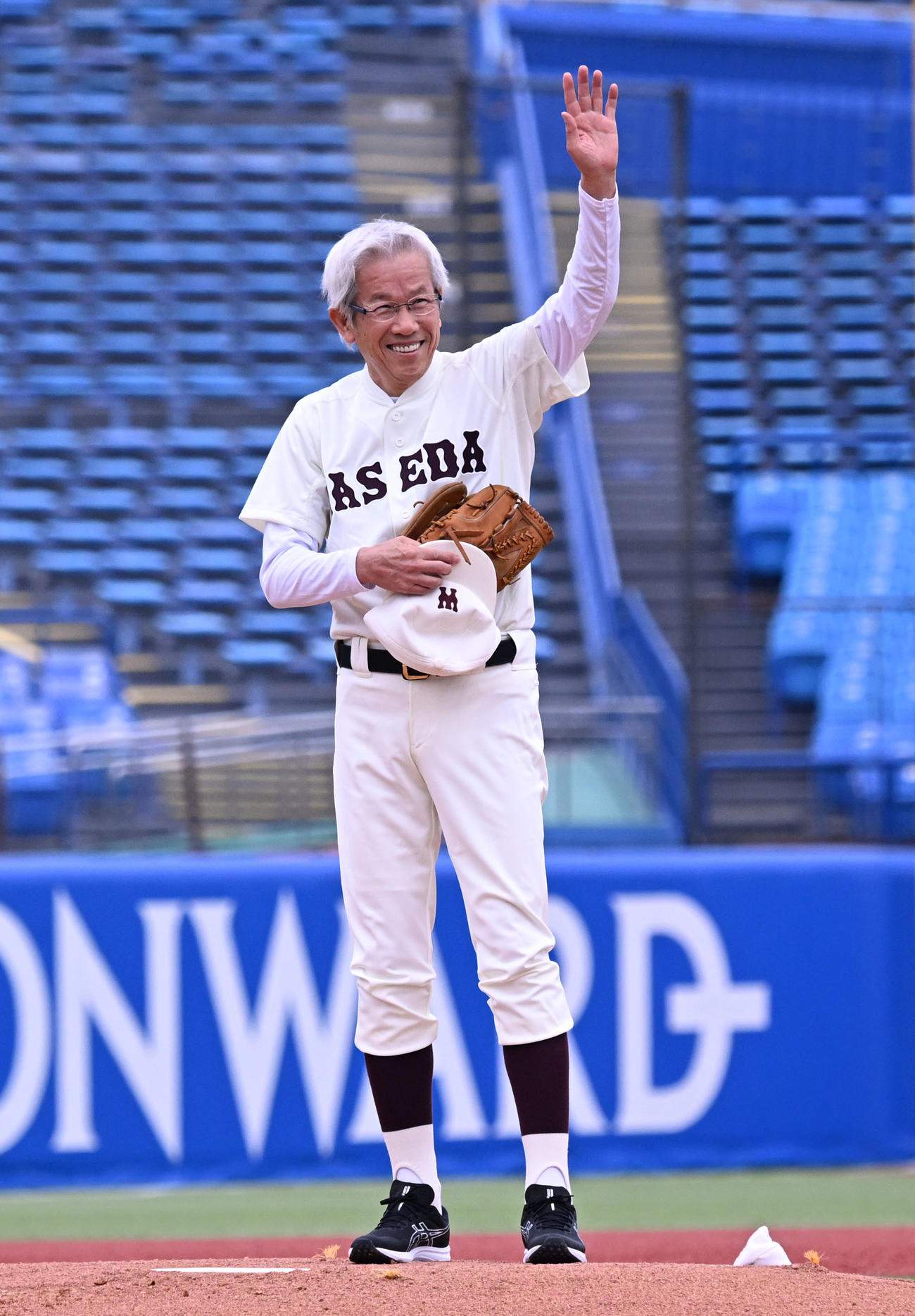 早大対明大　始球式で歓声に応える谷沢健一さん（撮影・千葉一成）