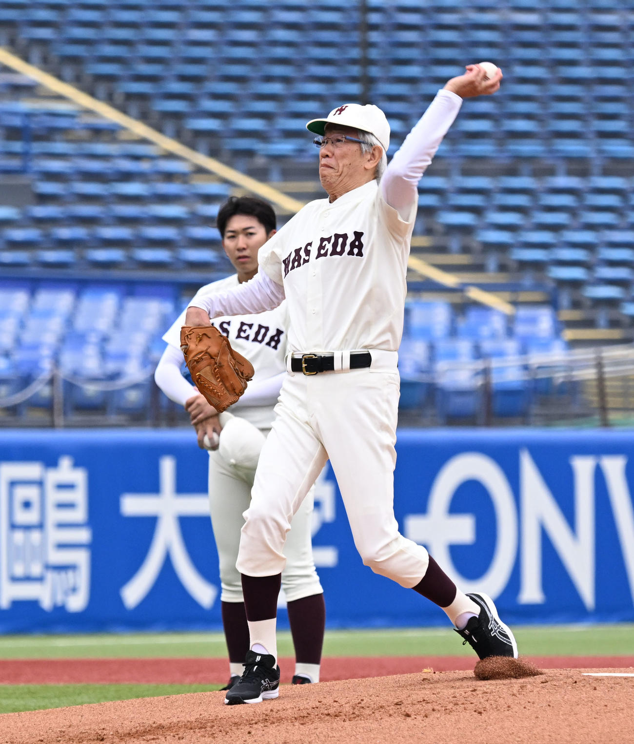 早大対明大　始球式を行った谷沢健一さん（撮影・千葉一成）　